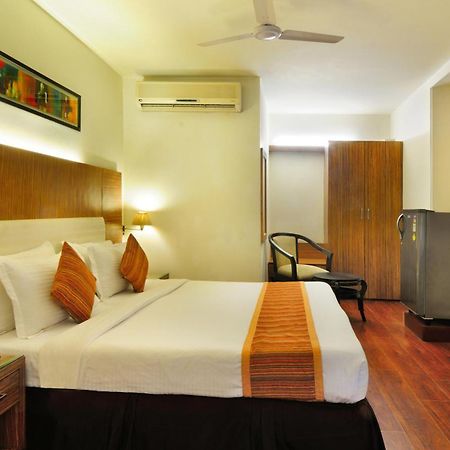 Crossroads Hotel Gurgaon Ngoại thất bức ảnh