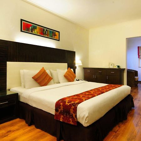 Crossroads Hotel Gurgaon Ngoại thất bức ảnh