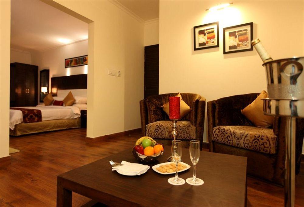 Crossroads Hotel Gurgaon Ngoại thất bức ảnh