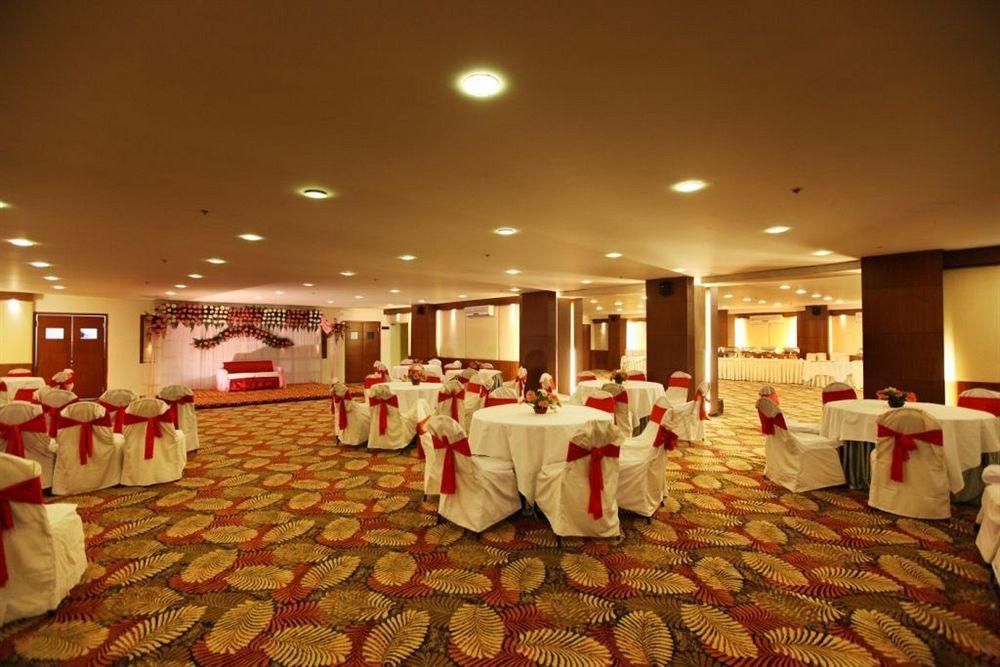 Crossroads Hotel Gurgaon Ngoại thất bức ảnh
