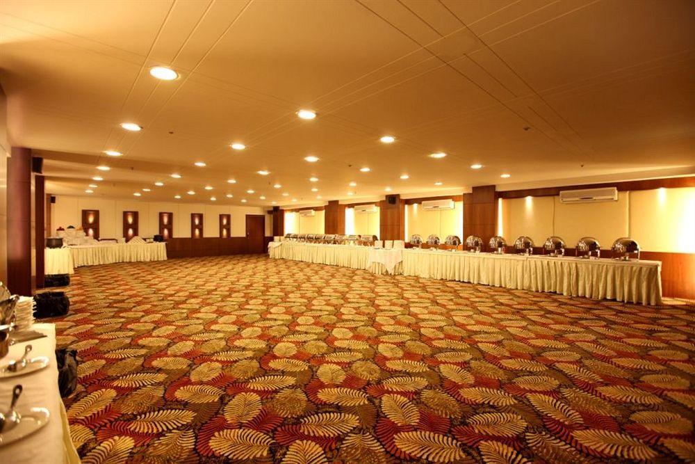Crossroads Hotel Gurgaon Ngoại thất bức ảnh