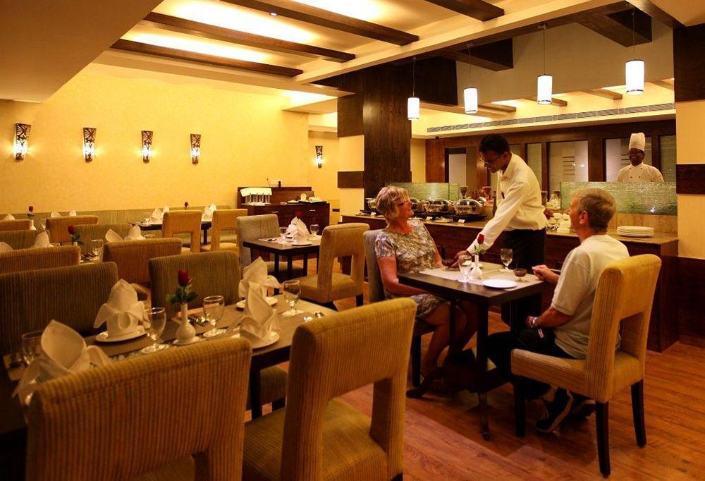 Crossroads Hotel Gurgaon Ngoại thất bức ảnh