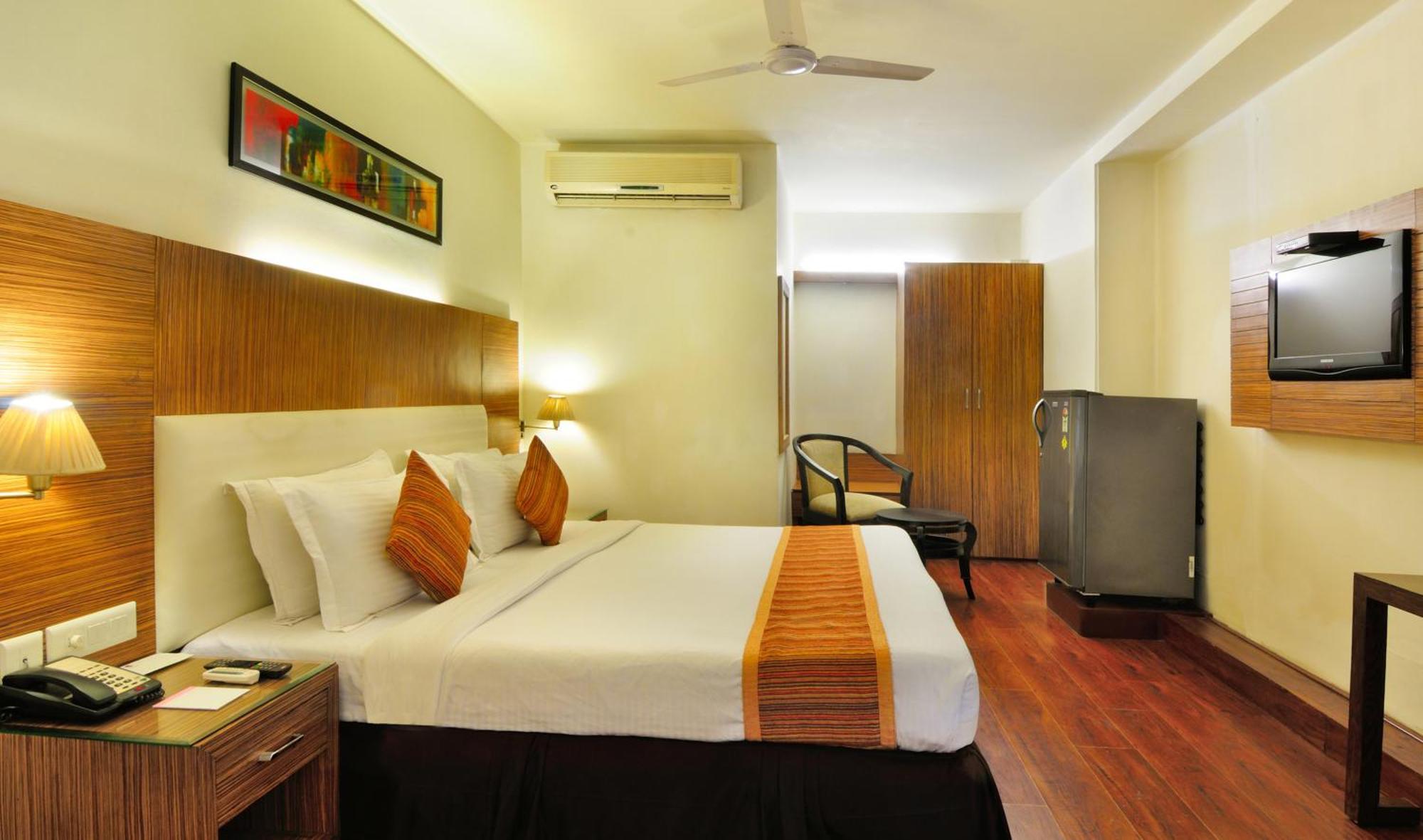 Crossroads Hotel Gurgaon Ngoại thất bức ảnh