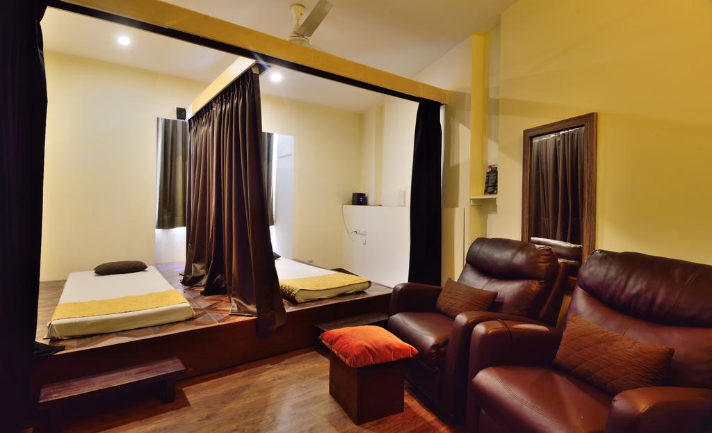 Crossroads Hotel Gurgaon Ngoại thất bức ảnh