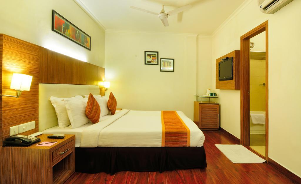 Crossroads Hotel Gurgaon Ngoại thất bức ảnh