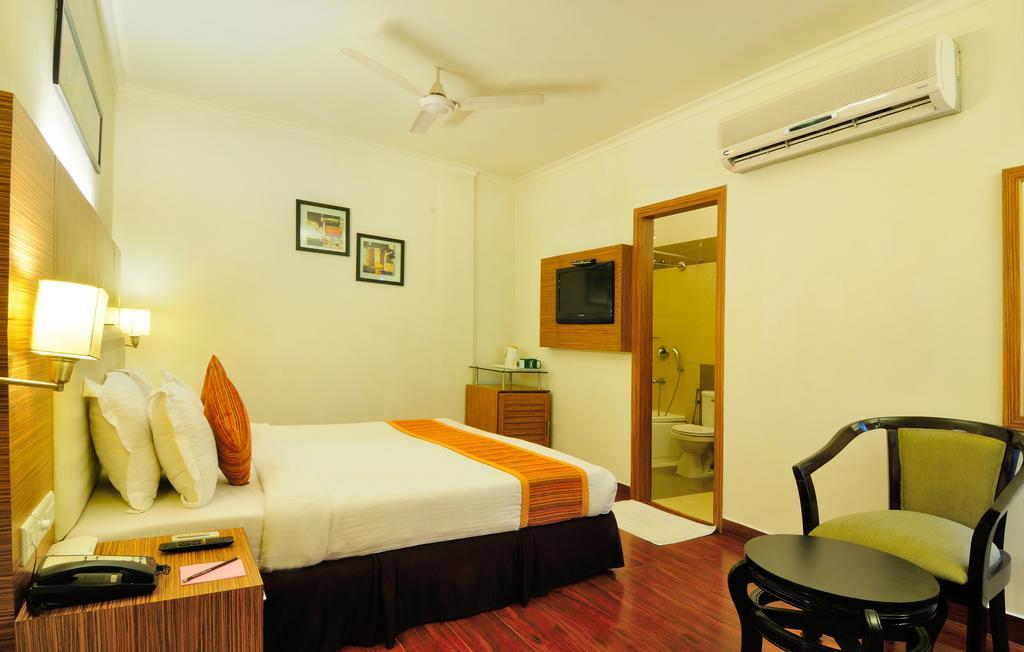 Crossroads Hotel Gurgaon Ngoại thất bức ảnh