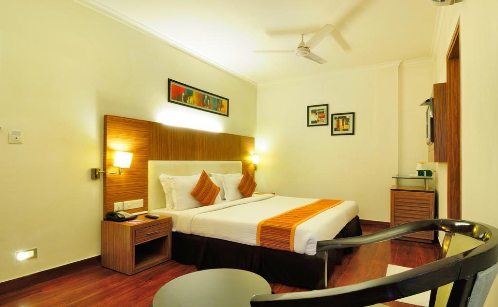 Crossroads Hotel Gurgaon Ngoại thất bức ảnh