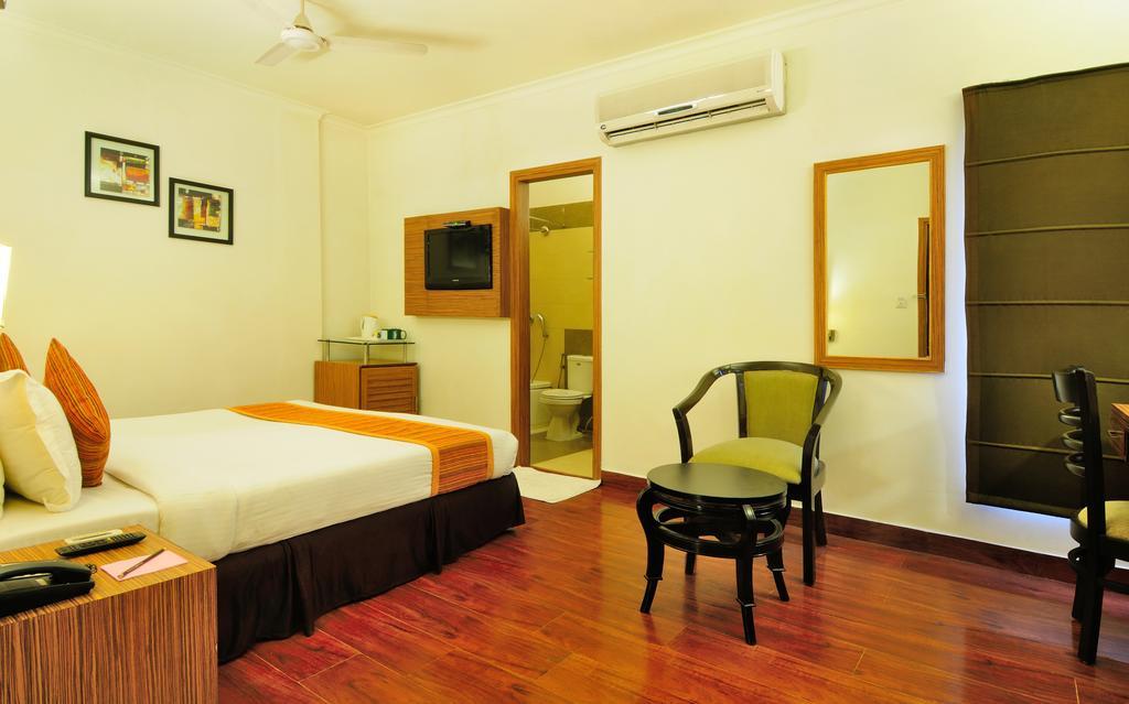 Crossroads Hotel Gurgaon Ngoại thất bức ảnh
