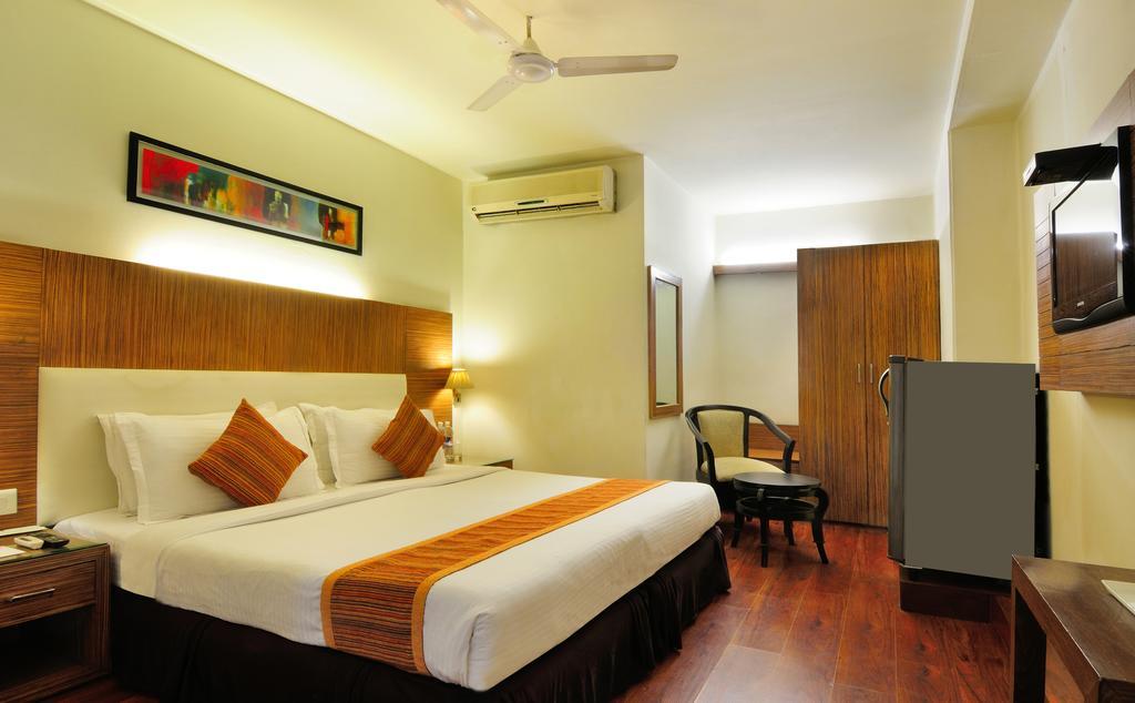 Crossroads Hotel Gurgaon Ngoại thất bức ảnh