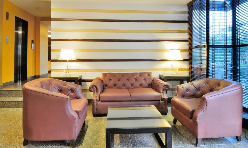 Crossroads Hotel Gurgaon Ngoại thất bức ảnh