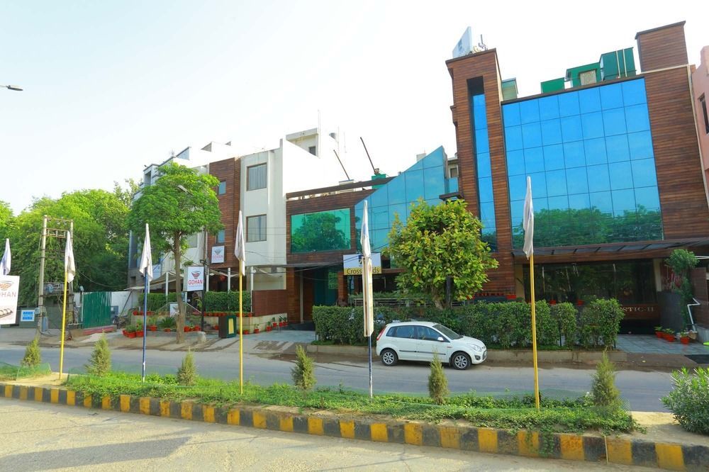 Crossroads Hotel Gurgaon Ngoại thất bức ảnh