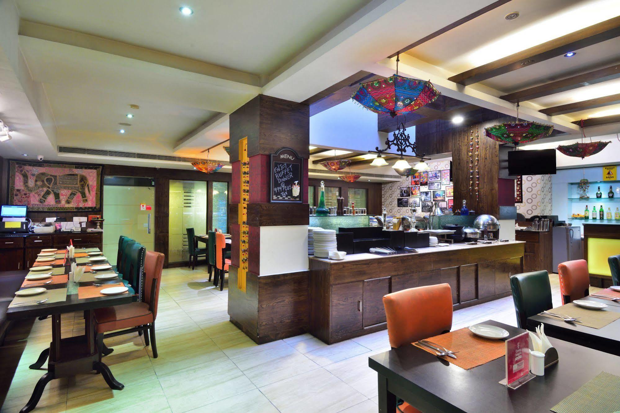 Crossroads Hotel Gurgaon Ngoại thất bức ảnh
