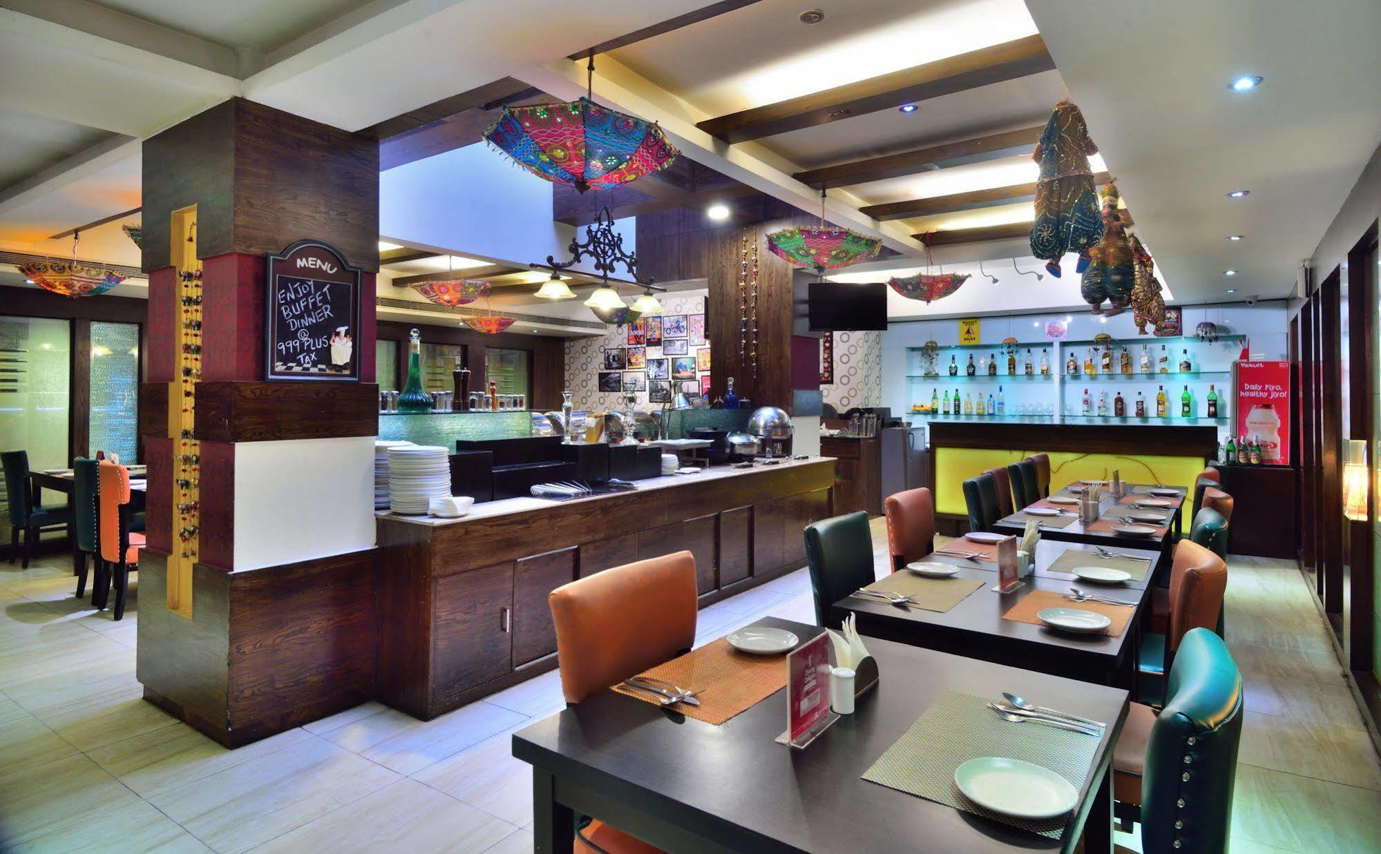 Crossroads Hotel Gurgaon Ngoại thất bức ảnh