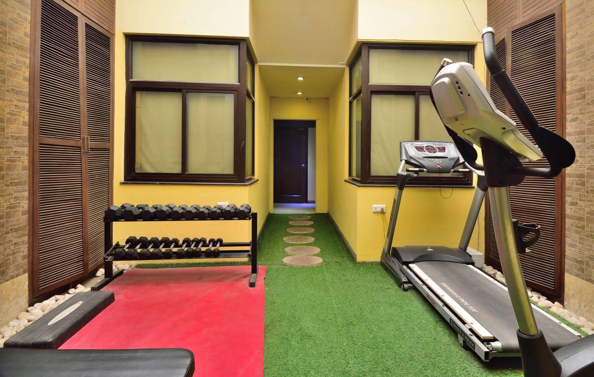 Crossroads Hotel Gurgaon Ngoại thất bức ảnh