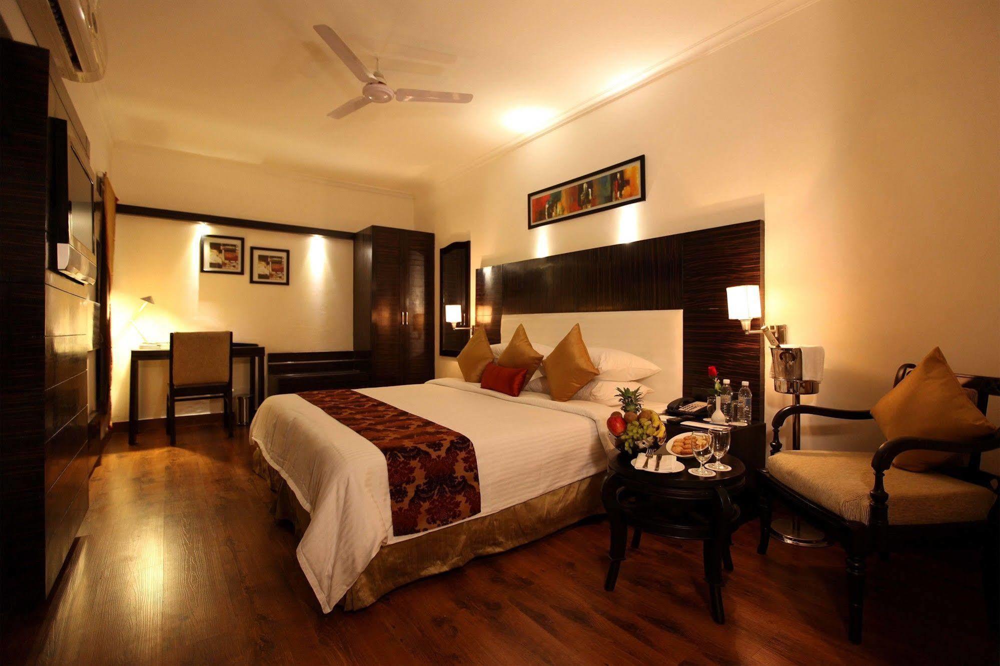 Crossroads Hotel Gurgaon Ngoại thất bức ảnh