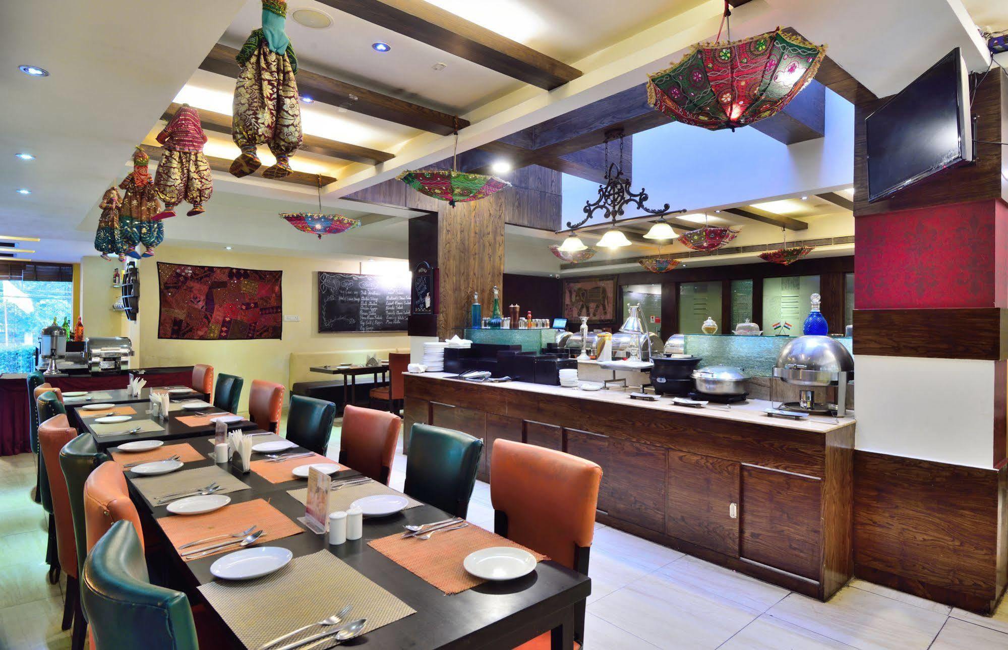 Crossroads Hotel Gurgaon Ngoại thất bức ảnh
