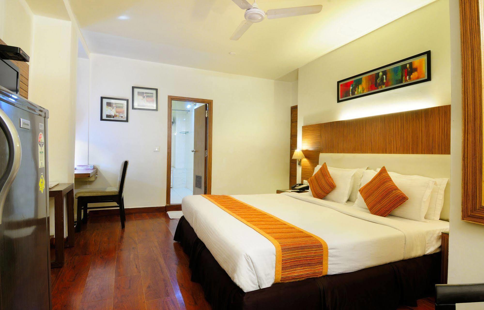 Crossroads Hotel Gurgaon Ngoại thất bức ảnh