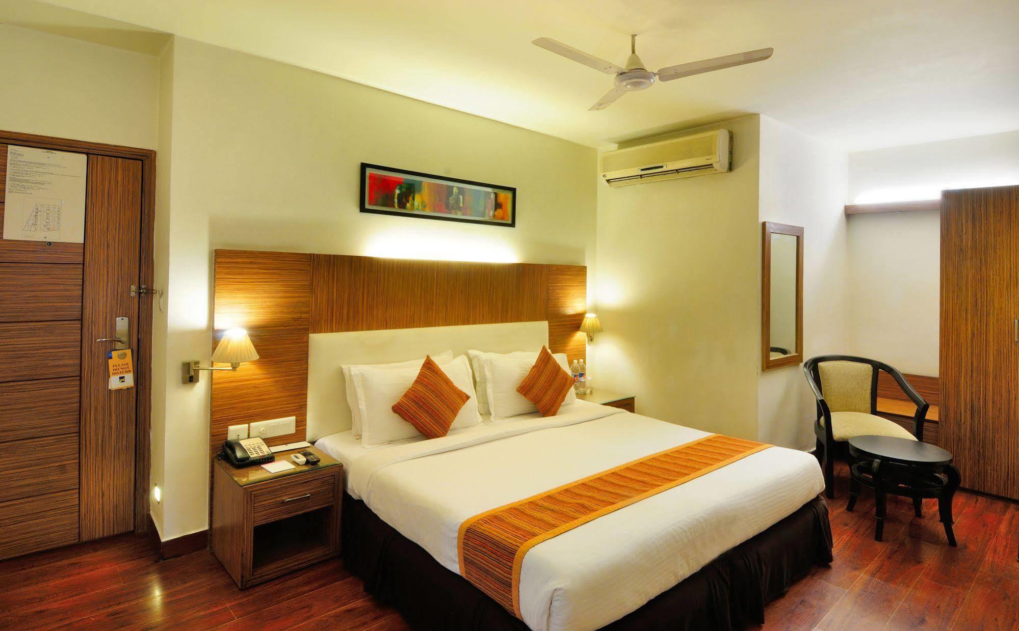 Crossroads Hotel Gurgaon Ngoại thất bức ảnh