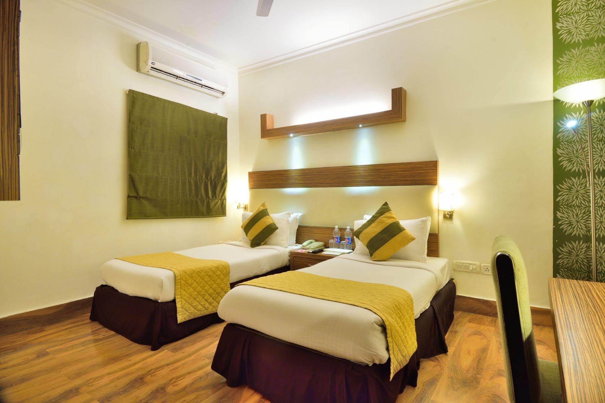 Crossroads Hotel Gurgaon Ngoại thất bức ảnh