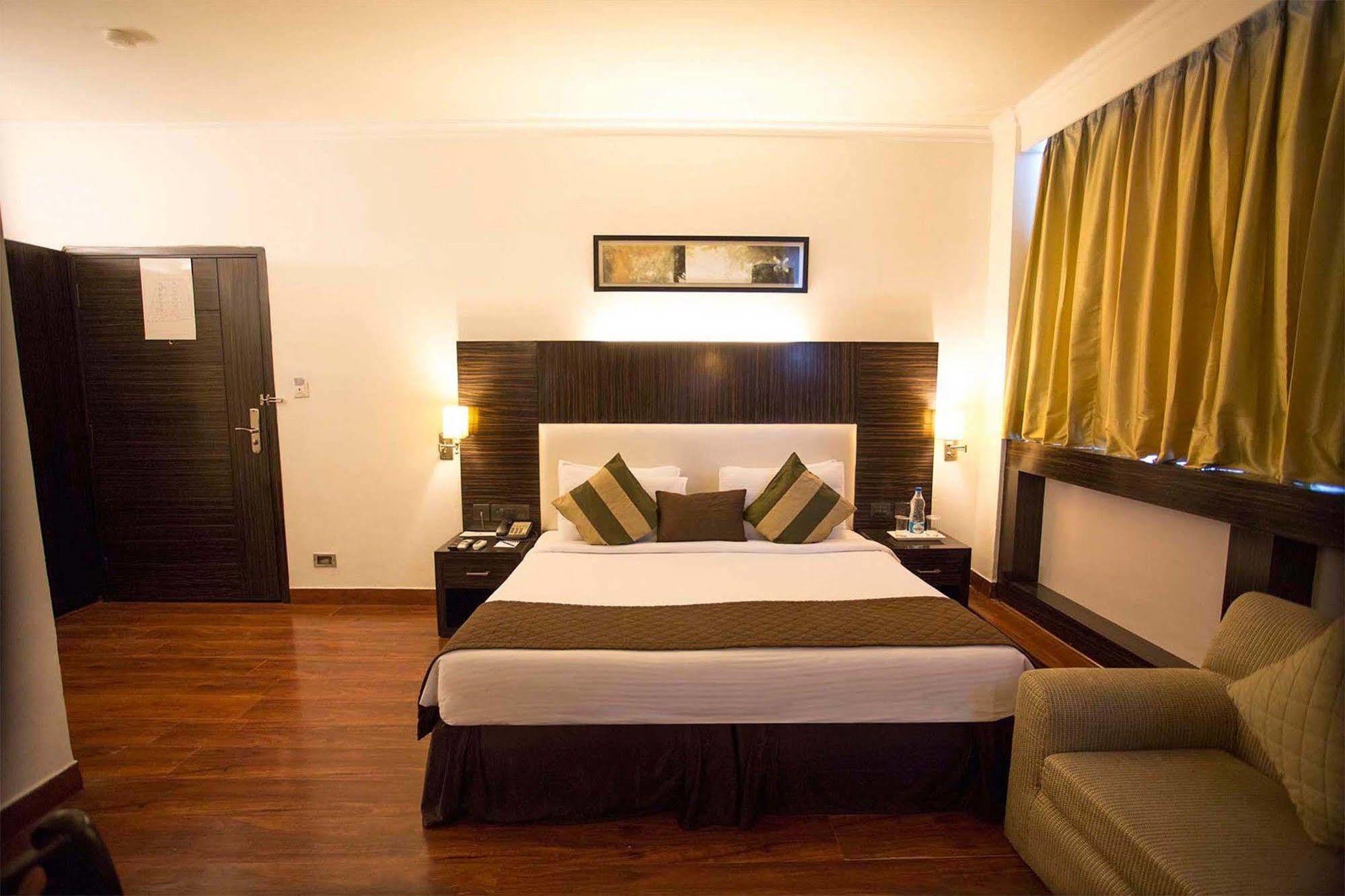 Crossroads Hotel Gurgaon Ngoại thất bức ảnh