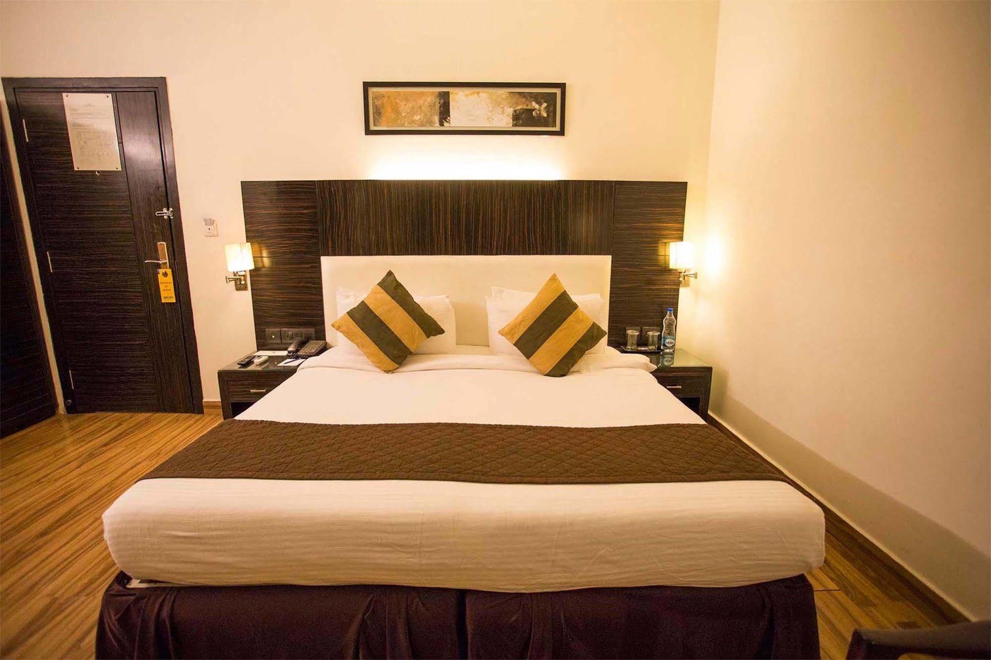 Crossroads Hotel Gurgaon Ngoại thất bức ảnh