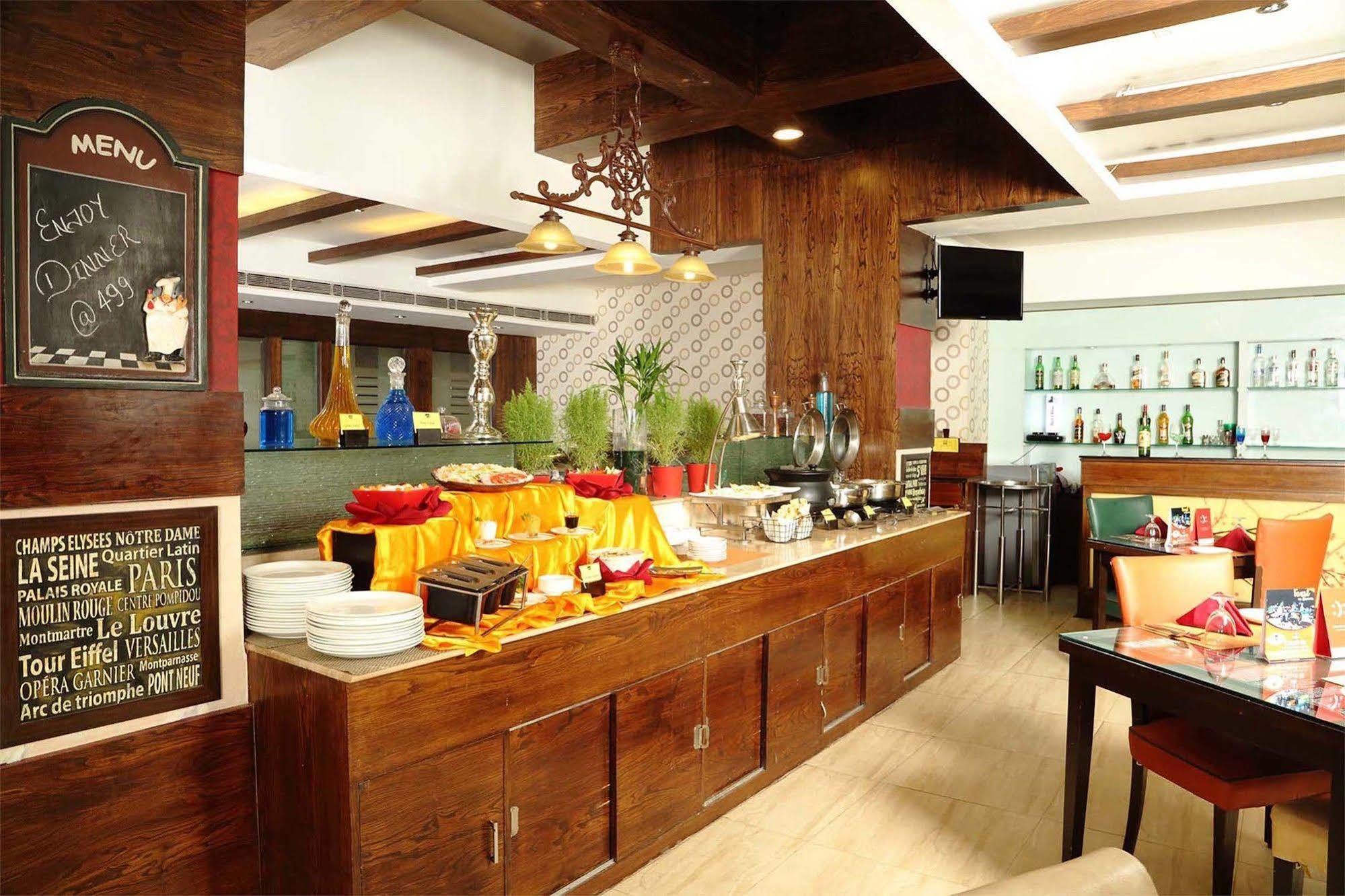 Crossroads Hotel Gurgaon Ngoại thất bức ảnh