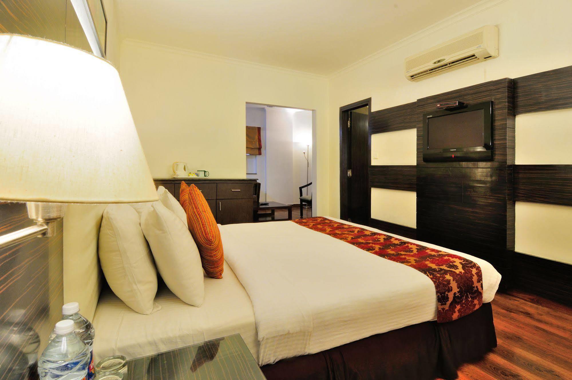 Crossroads Hotel Gurgaon Ngoại thất bức ảnh