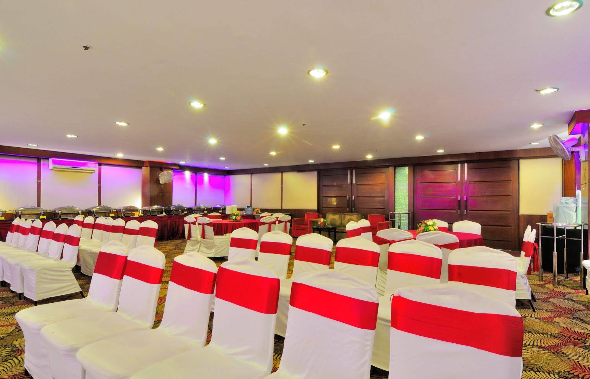 Crossroads Hotel Gurgaon Ngoại thất bức ảnh