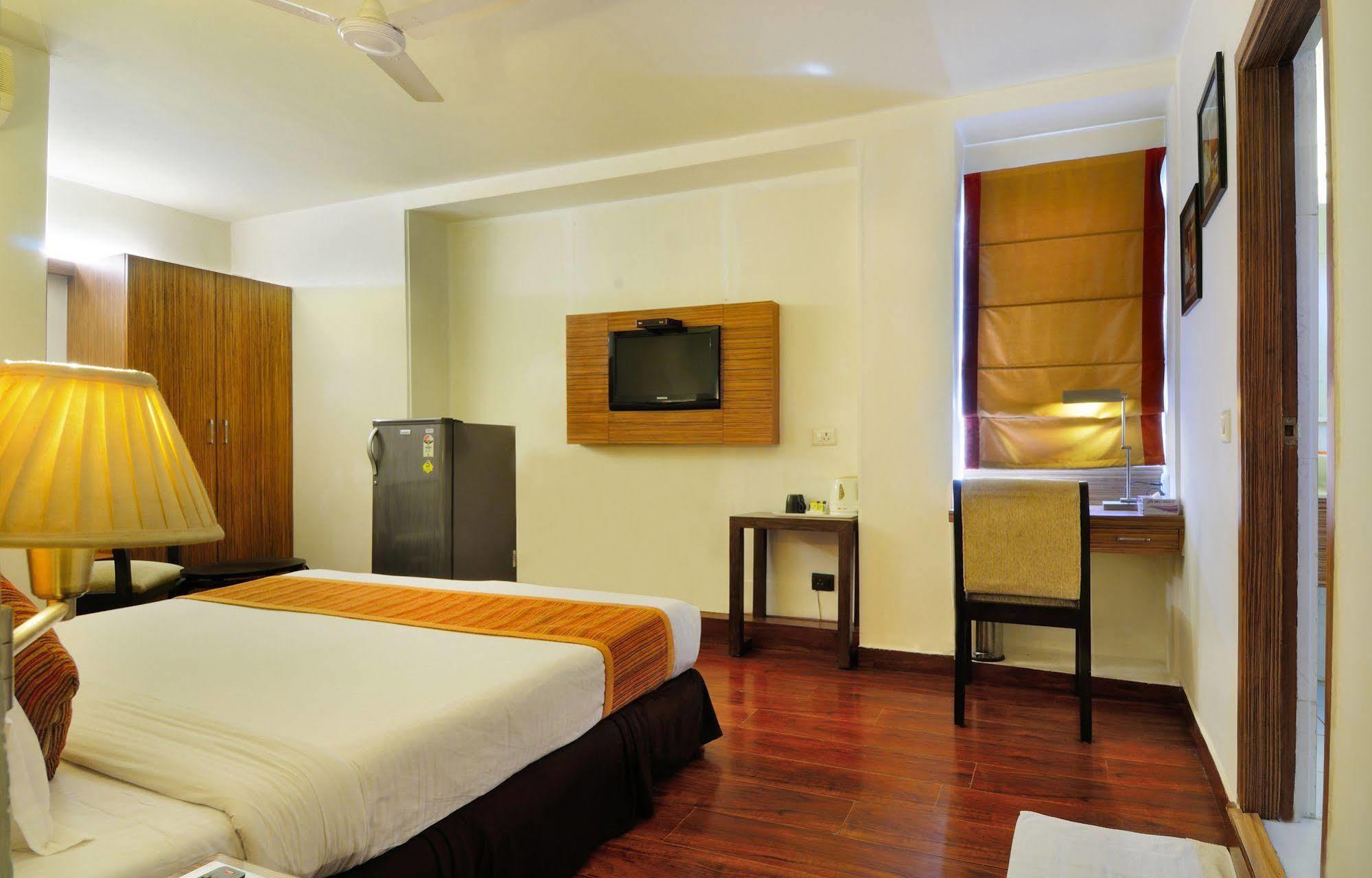 Crossroads Hotel Gurgaon Ngoại thất bức ảnh