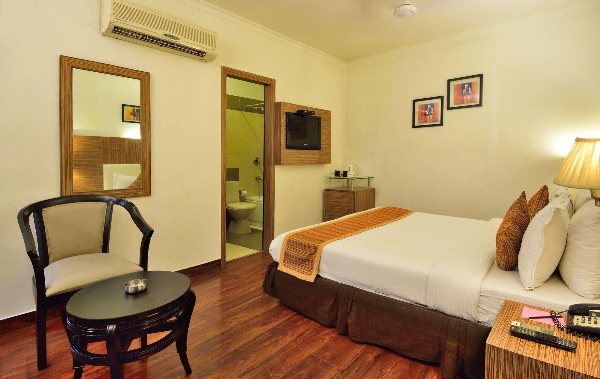 Crossroads Hotel Gurgaon Ngoại thất bức ảnh