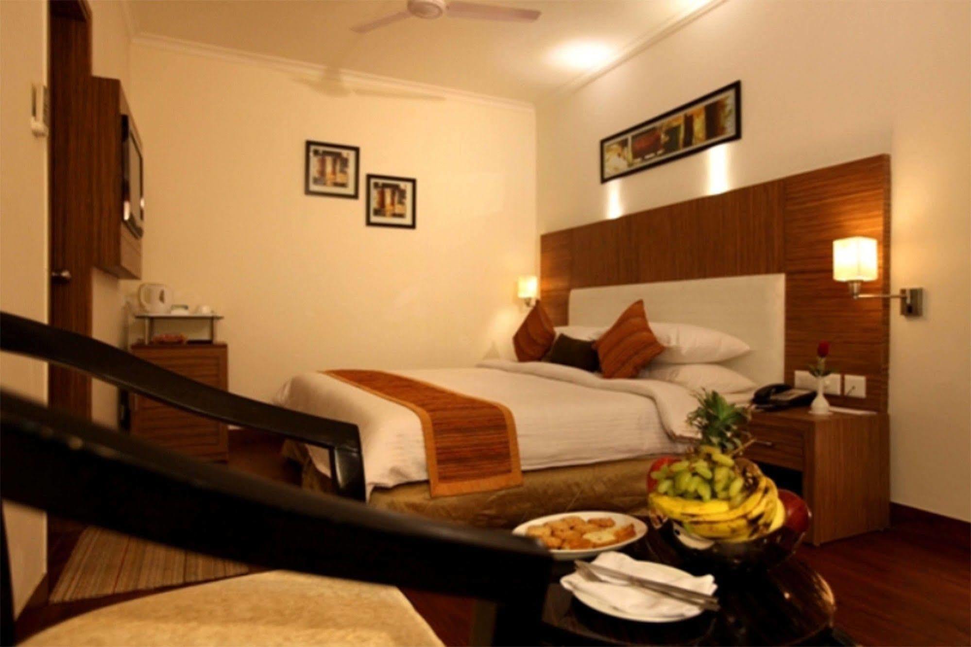 Crossroads Hotel Gurgaon Ngoại thất bức ảnh