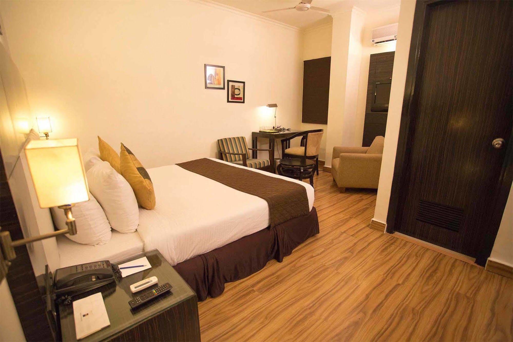 Crossroads Hotel Gurgaon Ngoại thất bức ảnh